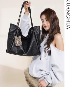 Túi nữ hàng hiệu đeo chéo màu đen dập nổi, dung tích lớn - TX601 (5)